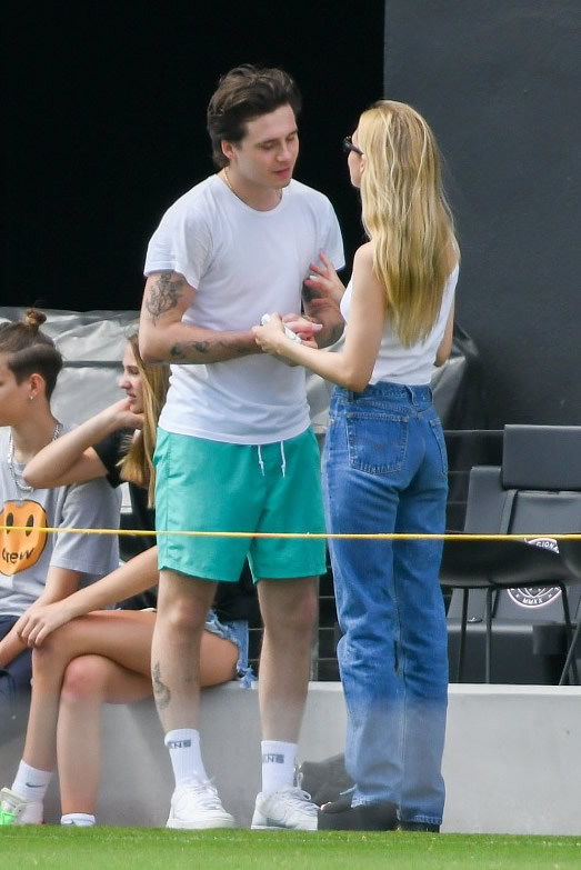 贝克汉姆带娃的视频,贝克汉姆带儿子踢足球