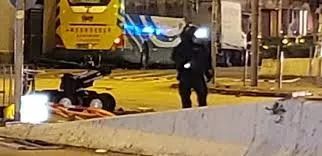 天黑黑|香港暴徒电击市民“黑记”协助开路