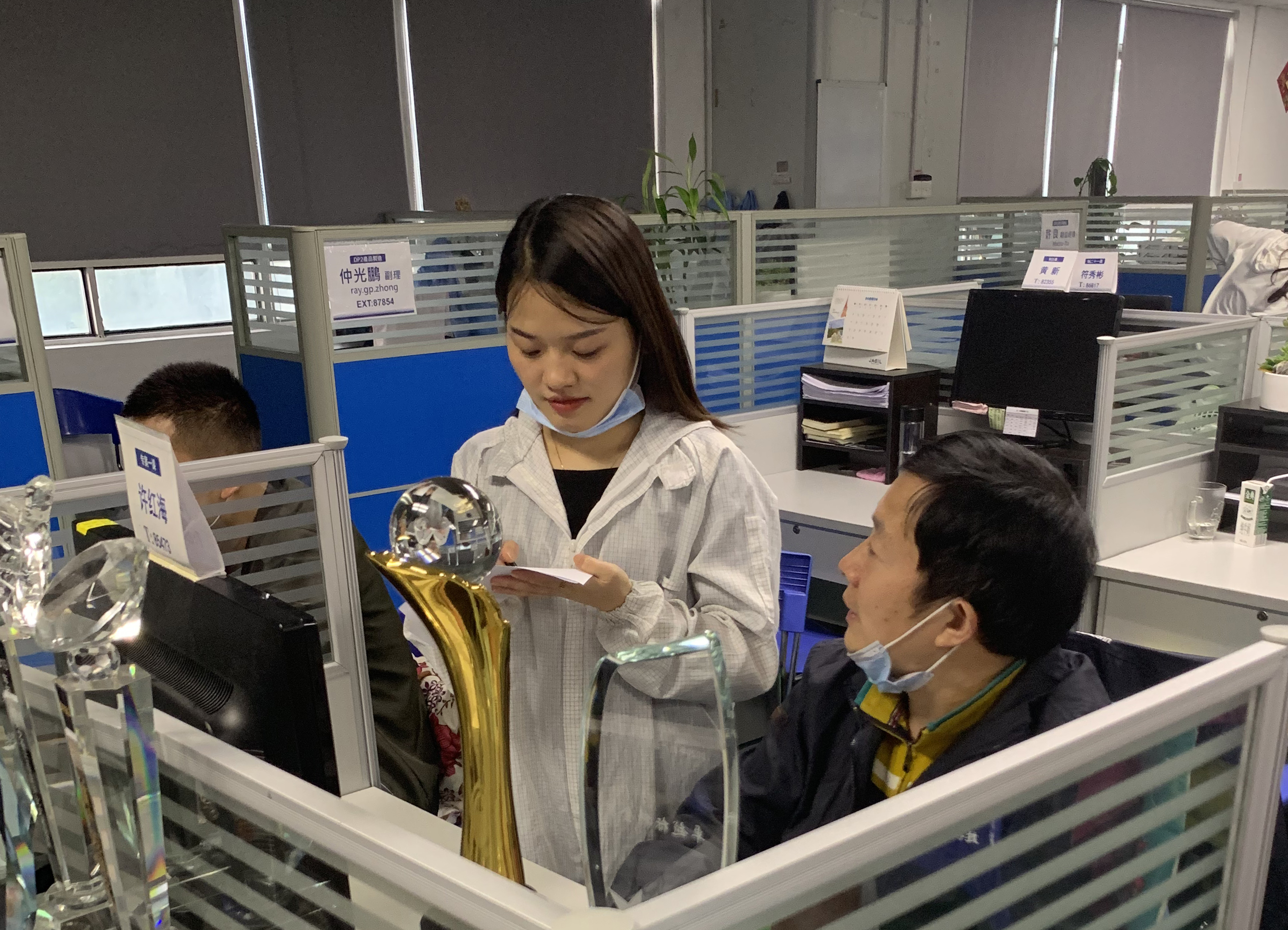 湖南农村贫寒女孩在富士康流水线完成蝶变，把一手烂牌打成王炸