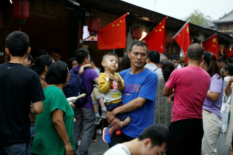 庆国庆出门扫街拍照，专门拍摄娃娃照片，展示洛阳休闲生活