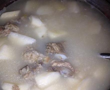 在家炖的羊汤为啥不白,自己在家骨头汤怎么炖奶白
