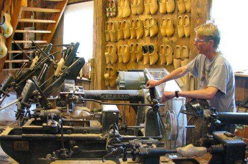 穿着木鞋前进的荷兰人