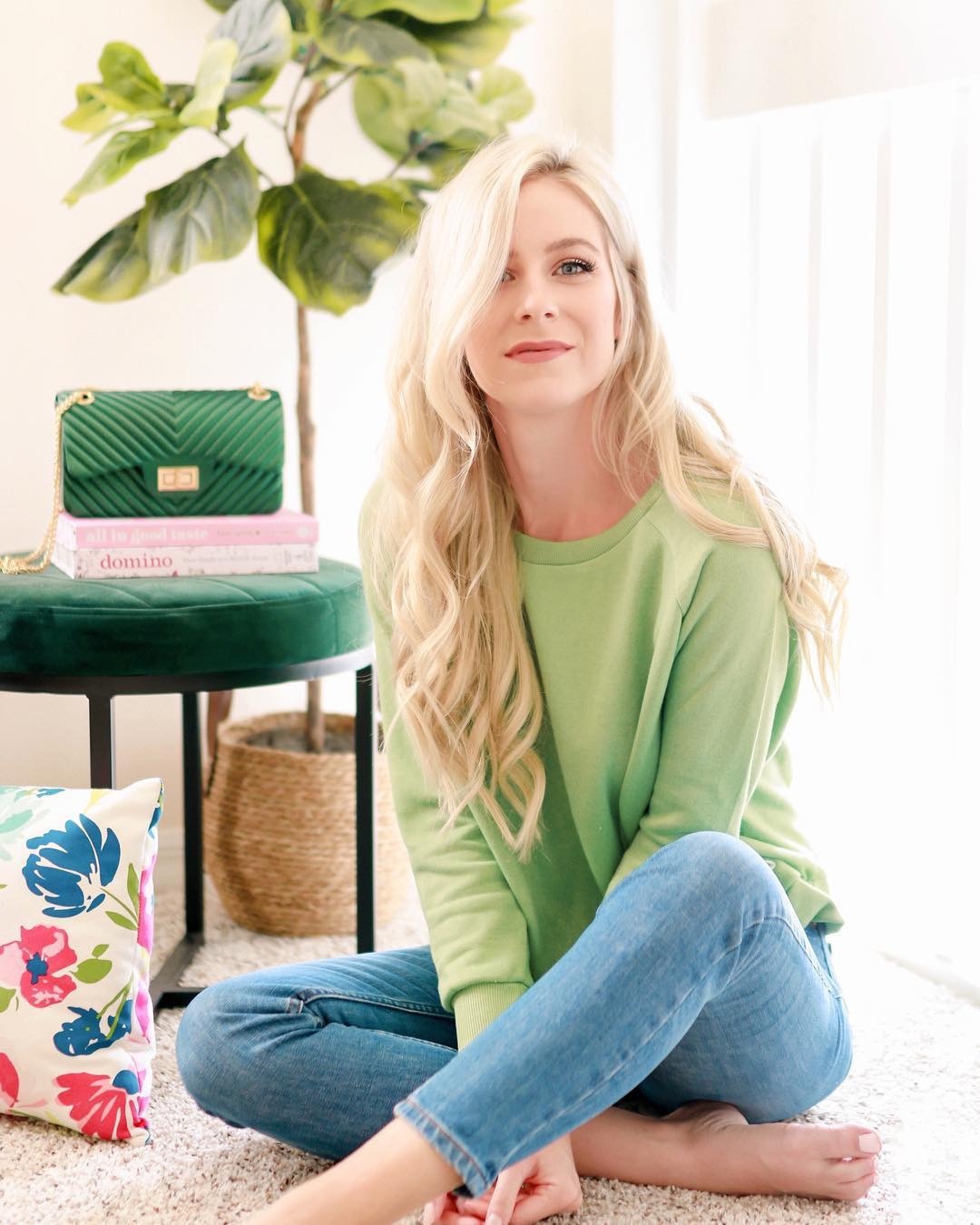 2022新款连衣裙洋气网红爆款绿色,绿色碎花连衣裙搭小白鞋还是高跟