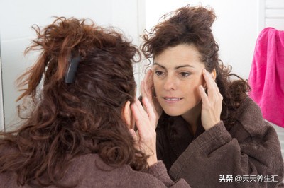 中年皮肤松弛下垂皱纹多怎么办,女人40岁容易长皱纹什么原因