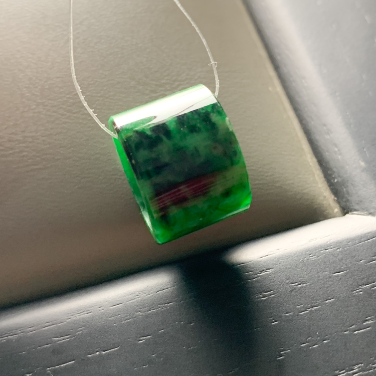 翡翠有白斑是什么原因,翡翠有白点对身体有害吗