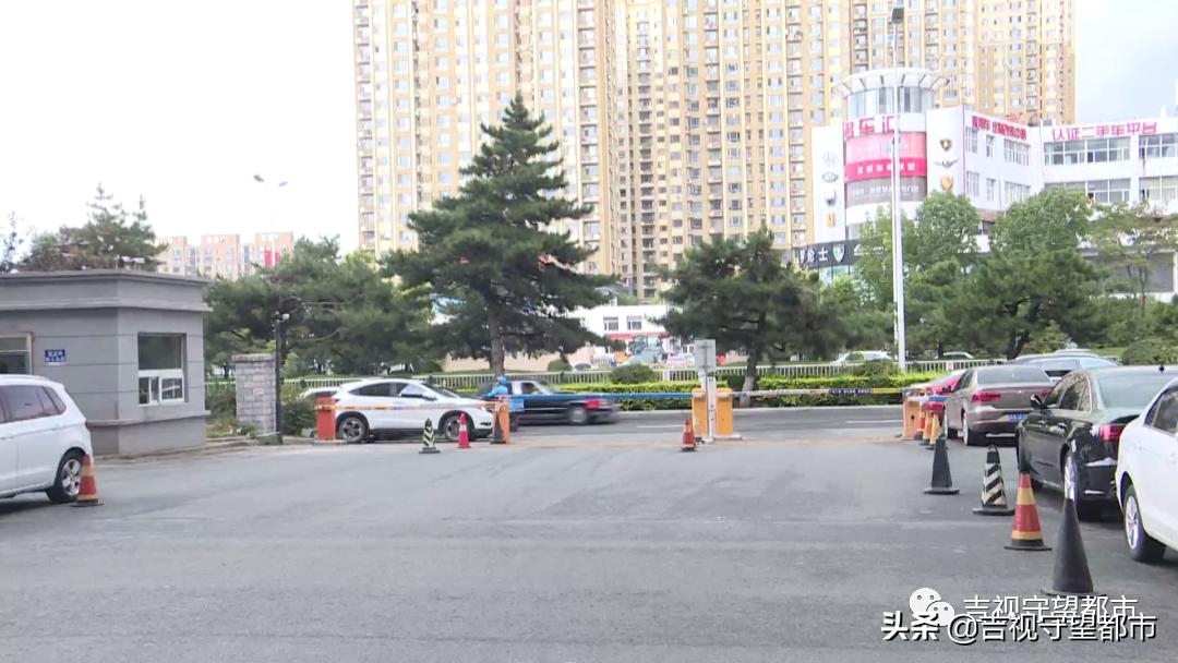 小区外空地变物业收费停车场，业主质疑不合规