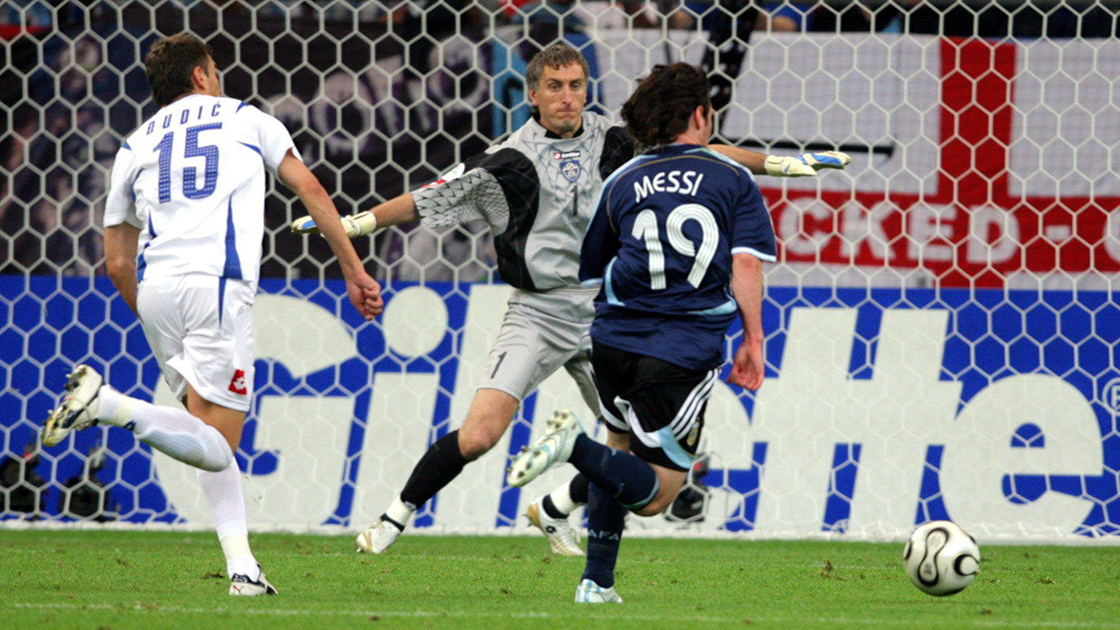 梅西巴塞罗那圆月弯刀,足球周刊梅西巴塞罗那