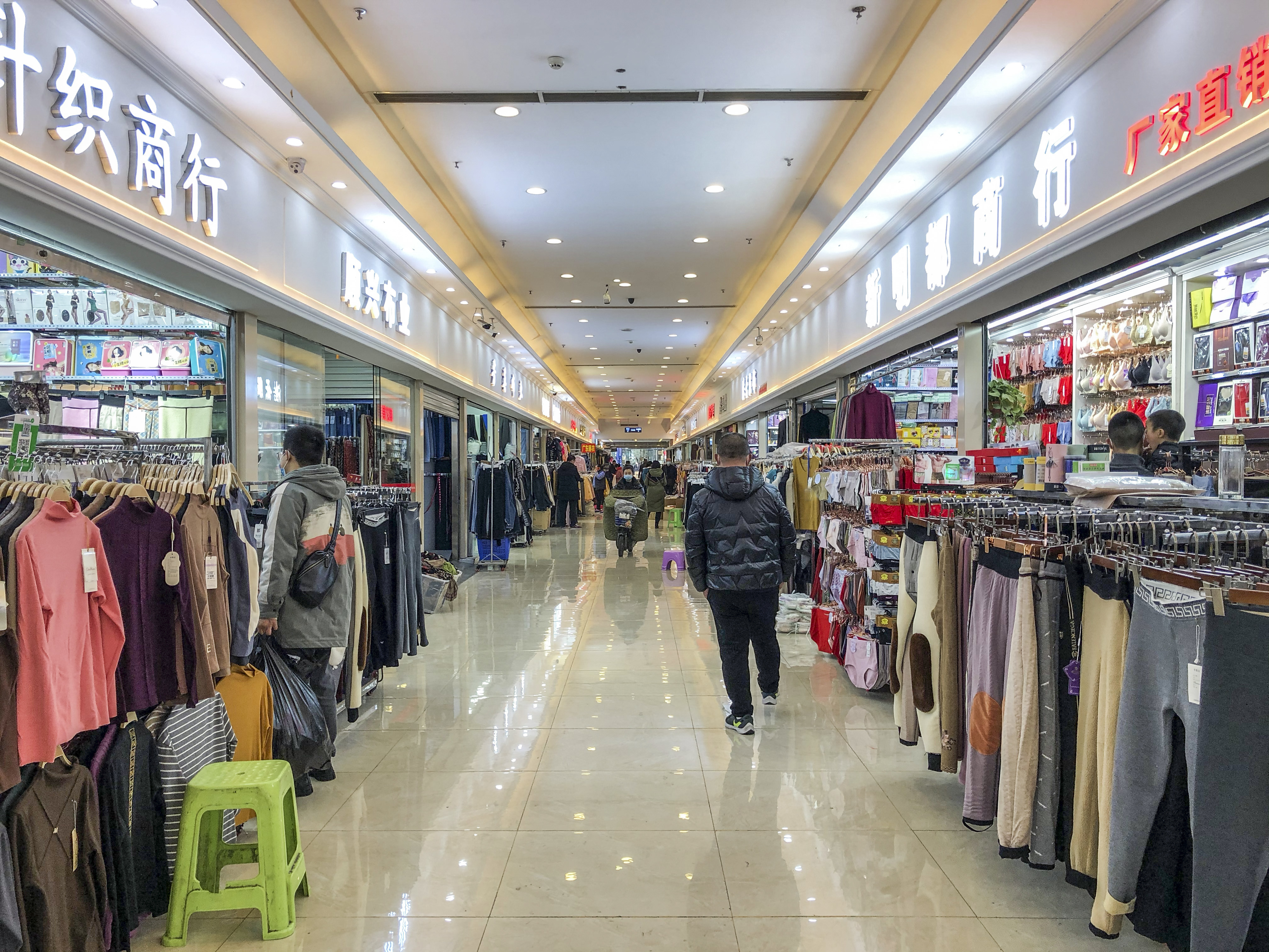 曾是成都“最牛”的服装城，凌晨三点就开始营业，单日能卖十几亿