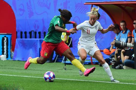 女足世界杯喀麦隆判罚,对着裁判吐口水被裁判一脚踢飞