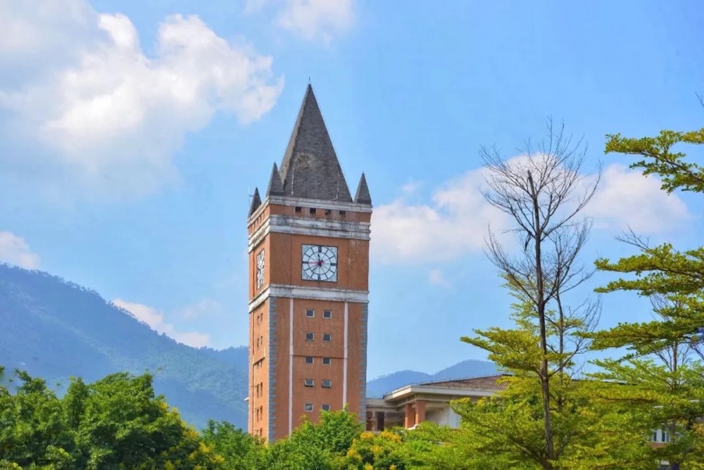 不用穿露脐装，福建师范大学靠男版招生简章走红，比*京大南**学硬气