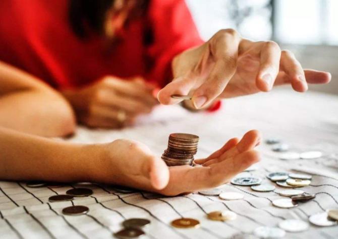 父母向孩子要钱你会怎么做,当孩子向你要钱时家长该怎么做