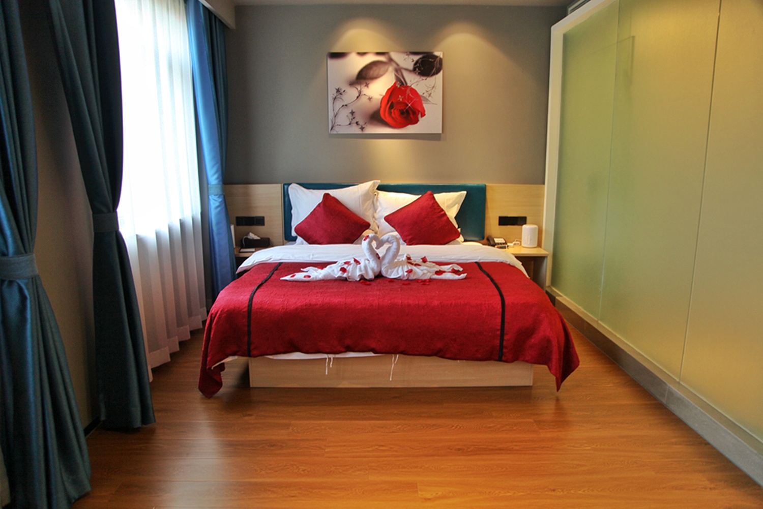 藏在百年工厂里的酒店，价格不到两百，含早，还送智利红酒