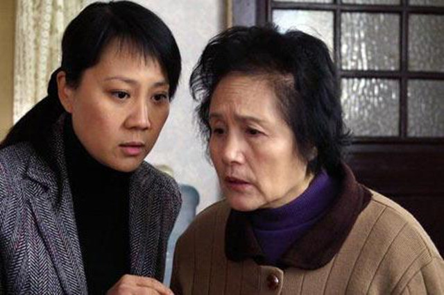 《双面胶》：把丈夫当“儿子”养，“悍妇”阿蔡为何还能婚姻幸福