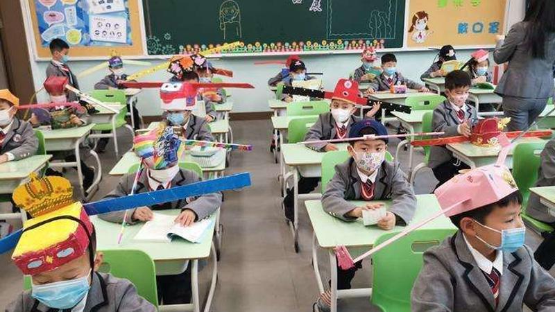 你喜欢“一米帽”吗?学生戏称一夜回到宋朝,游客争相多要几个