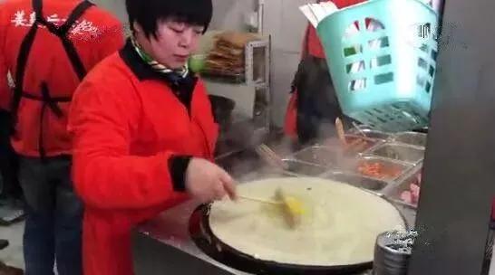 摊煎饼月入10万的大姐,摊煎饼年入三百万