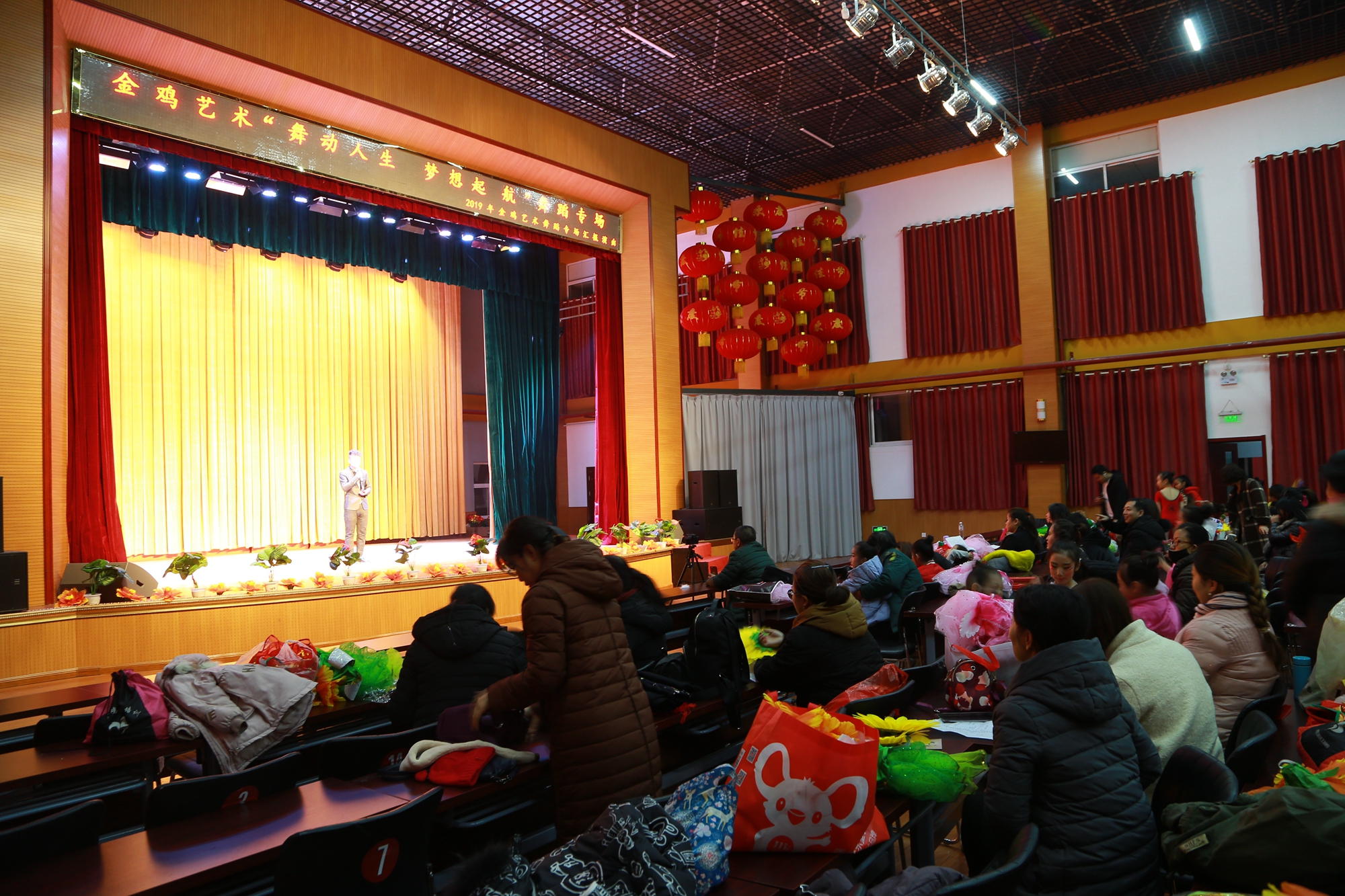 金鸡艺术《舞动人生梦想起航》专场晚会在青少年活动中心演出