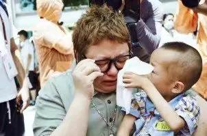 吴京汶川地震真实照片,汶川地震吴京的故事