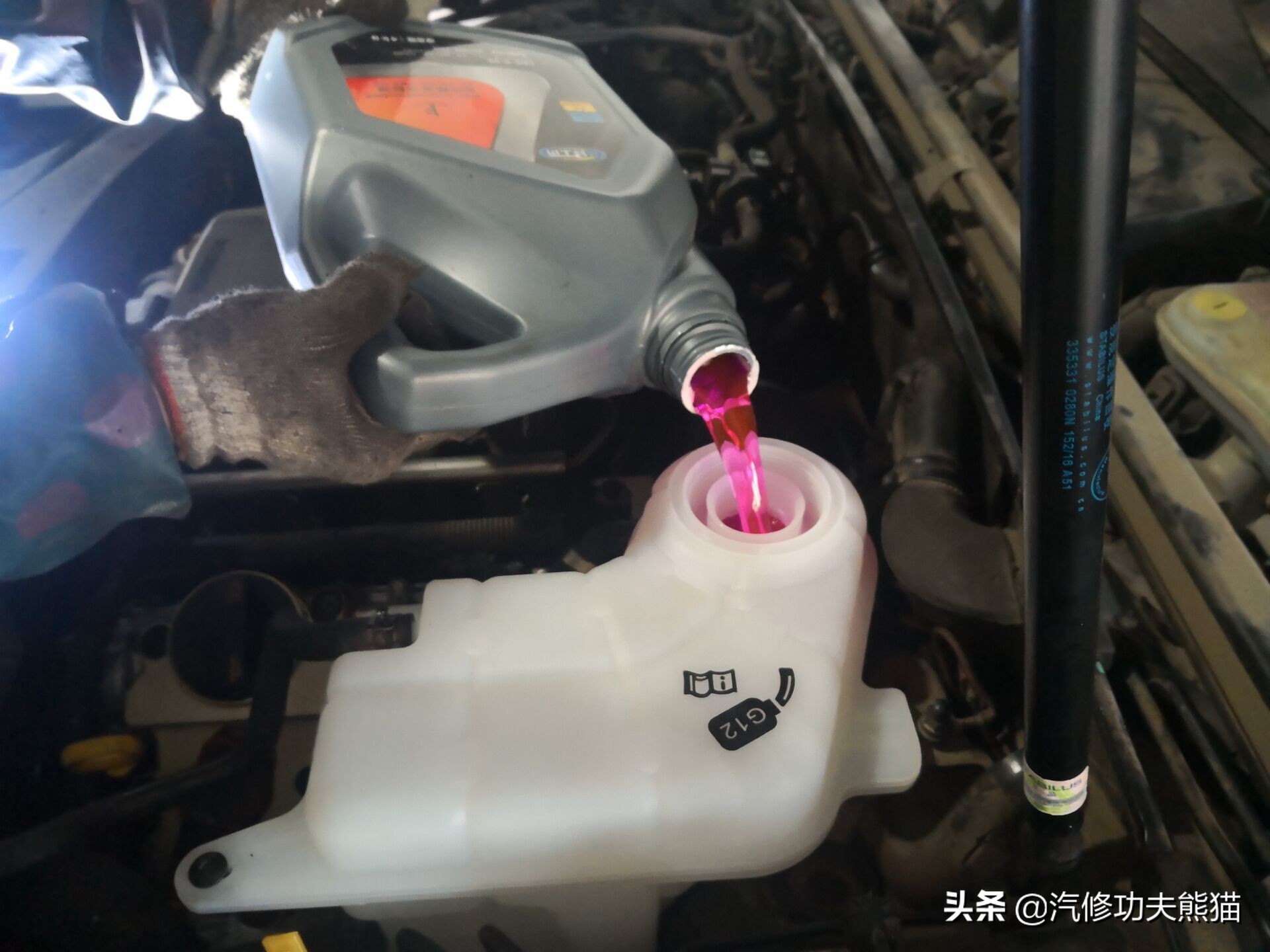 16款奥迪a6l2.5自吸发动机漏油,奥迪a6l2.4免拆烧机油处理靠谱吗