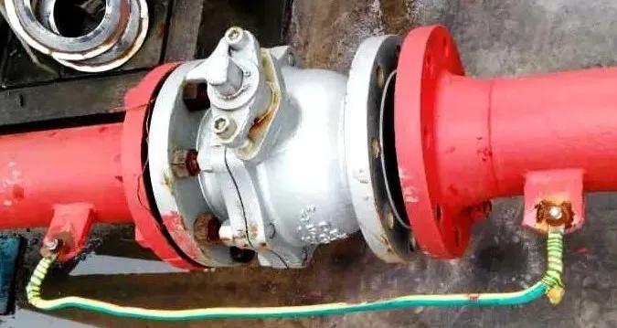 四个螺栓的法兰需要静电跨接吗,法兰之间为什么要加静电跨接