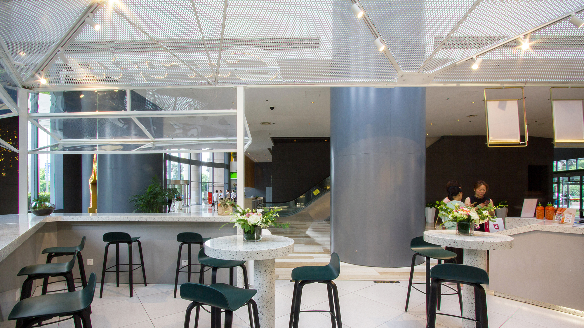 我们在办公大楼里建造了一座通透新鲜的果汁氧吧