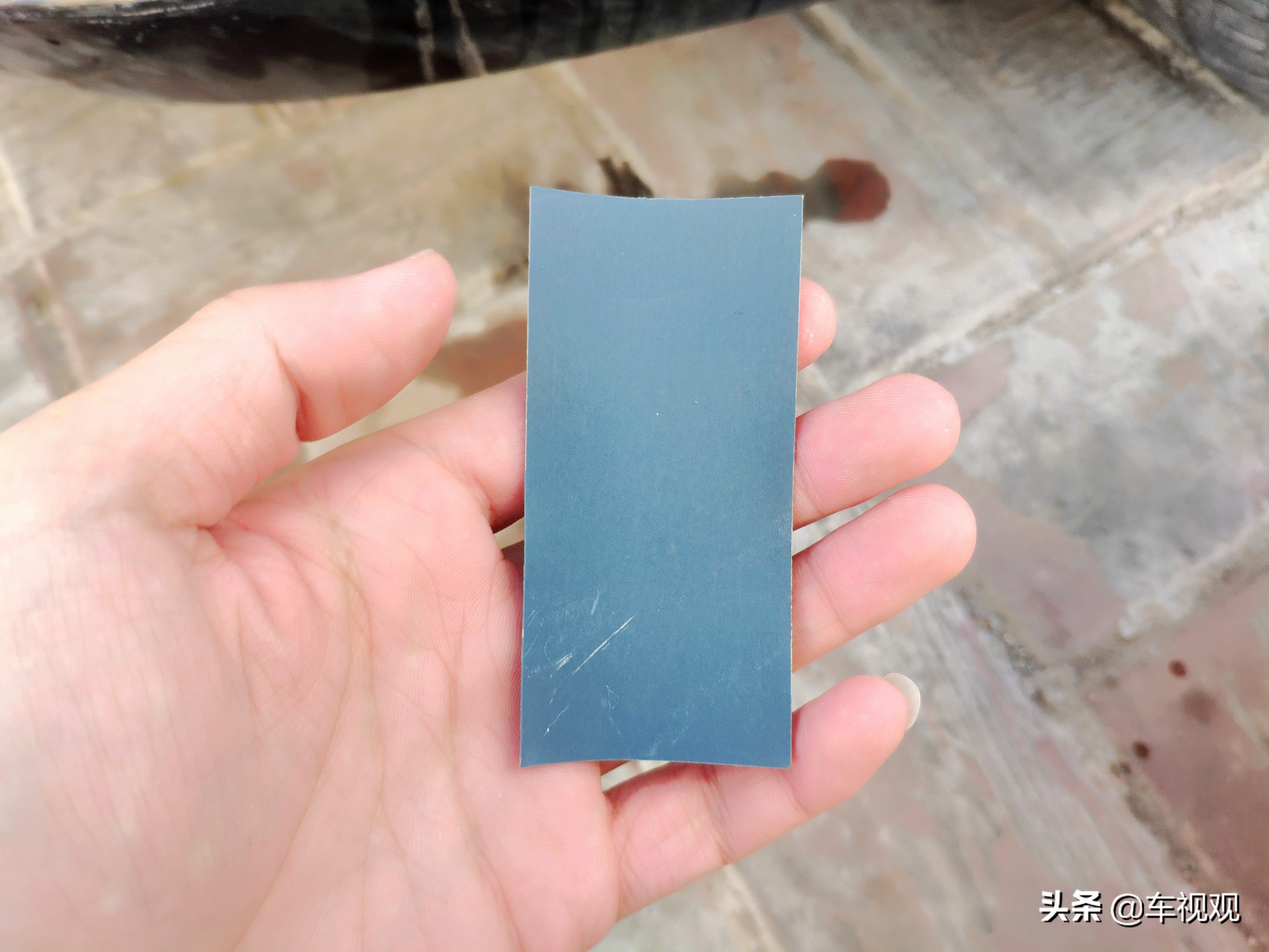 刮蹭车漆修补喷漆流程,黑车漆被刮怎么用自喷漆修复