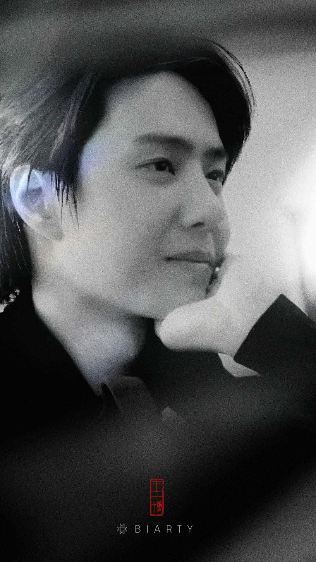 王一博安踏奥运会短袖,王一博奥运宣传片七彩衣服