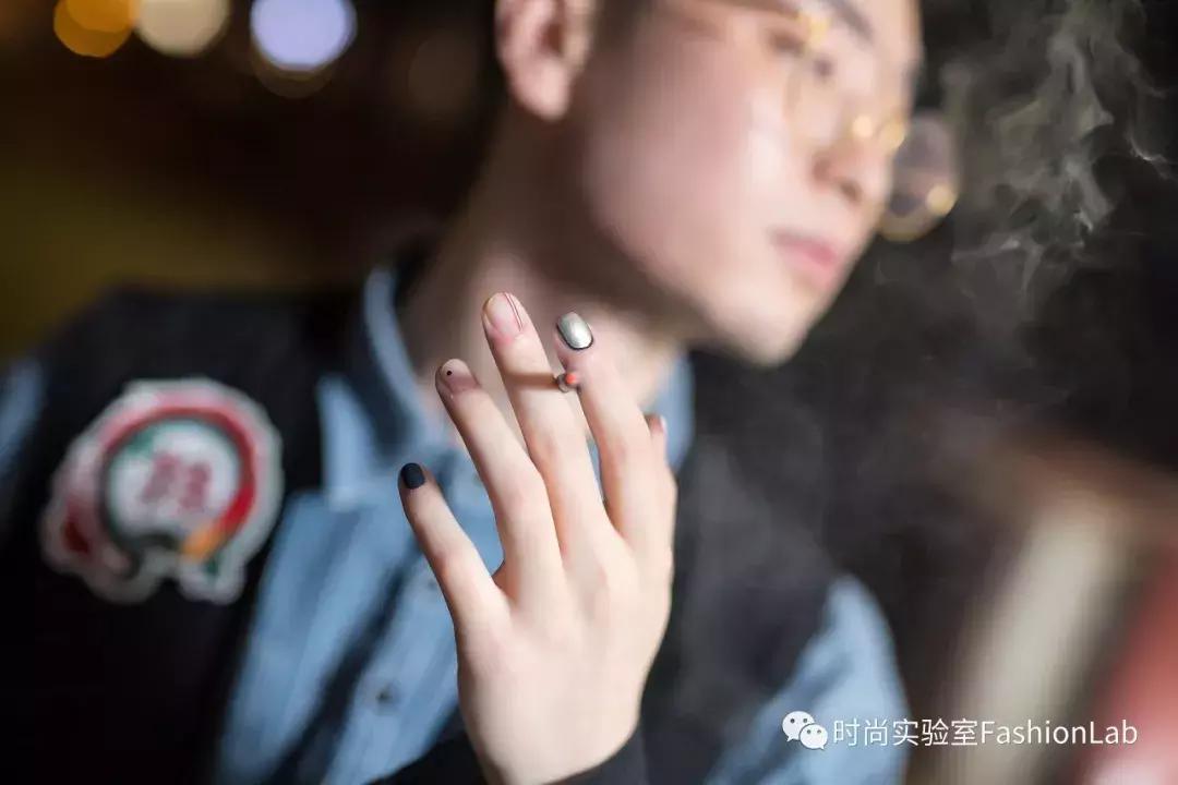 我应该给这些被骗来做美甲的男生道个歉