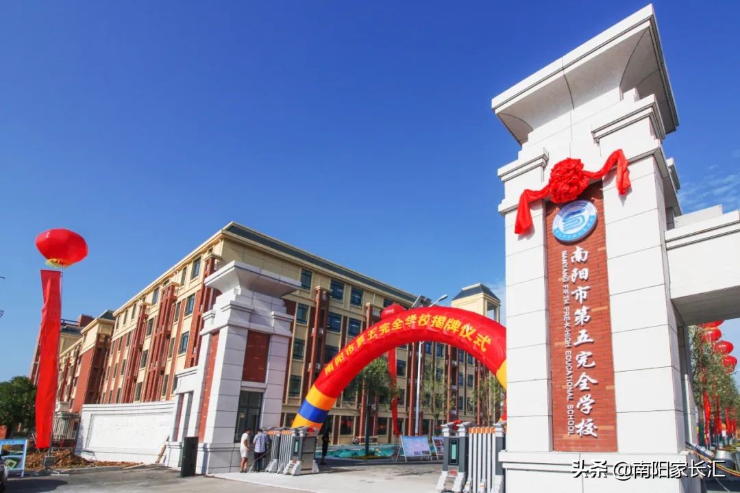 南阳第五完全学校里，一位老教师的不老心声