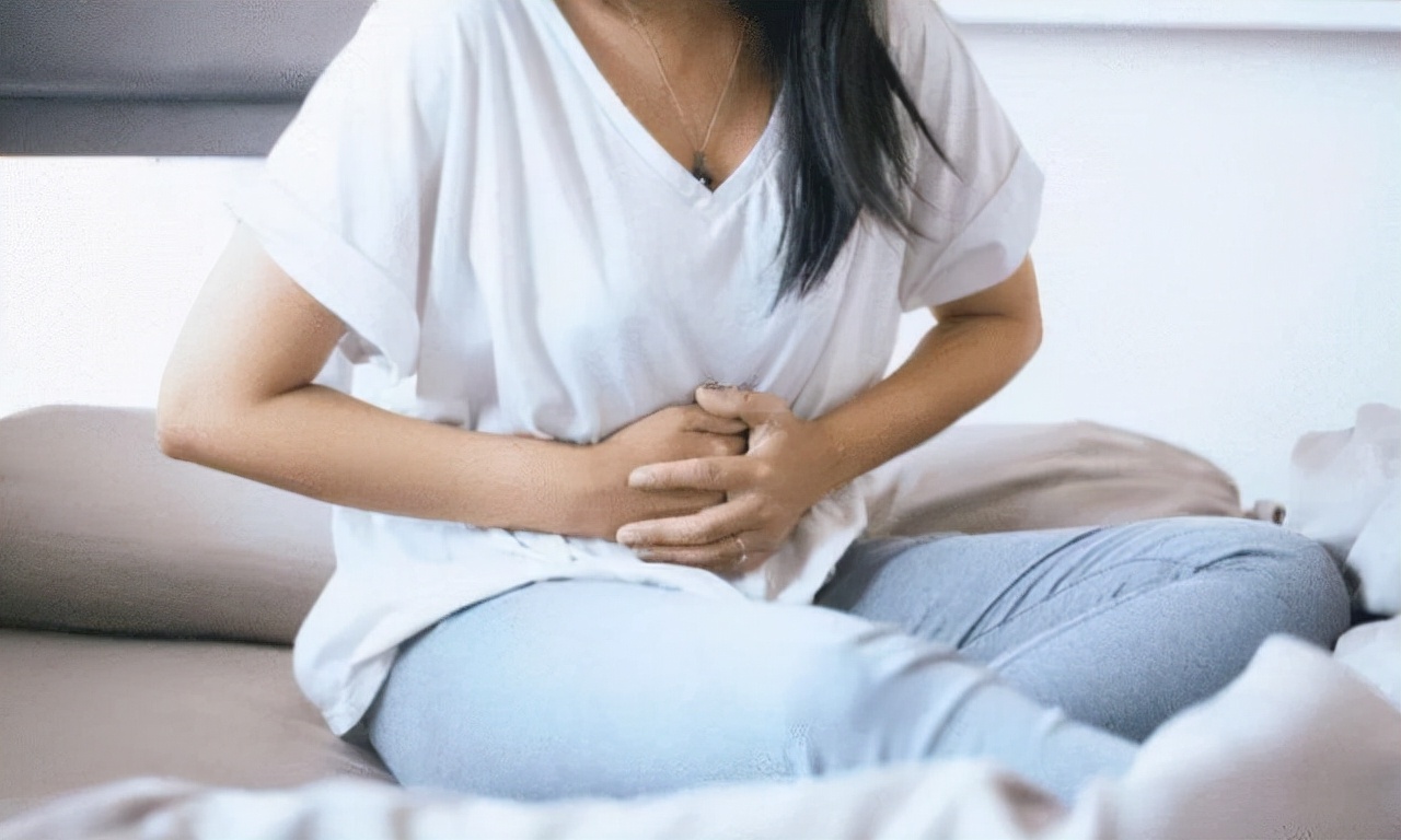 来例假忽然间涌出血块,女人来例假为什么有血块