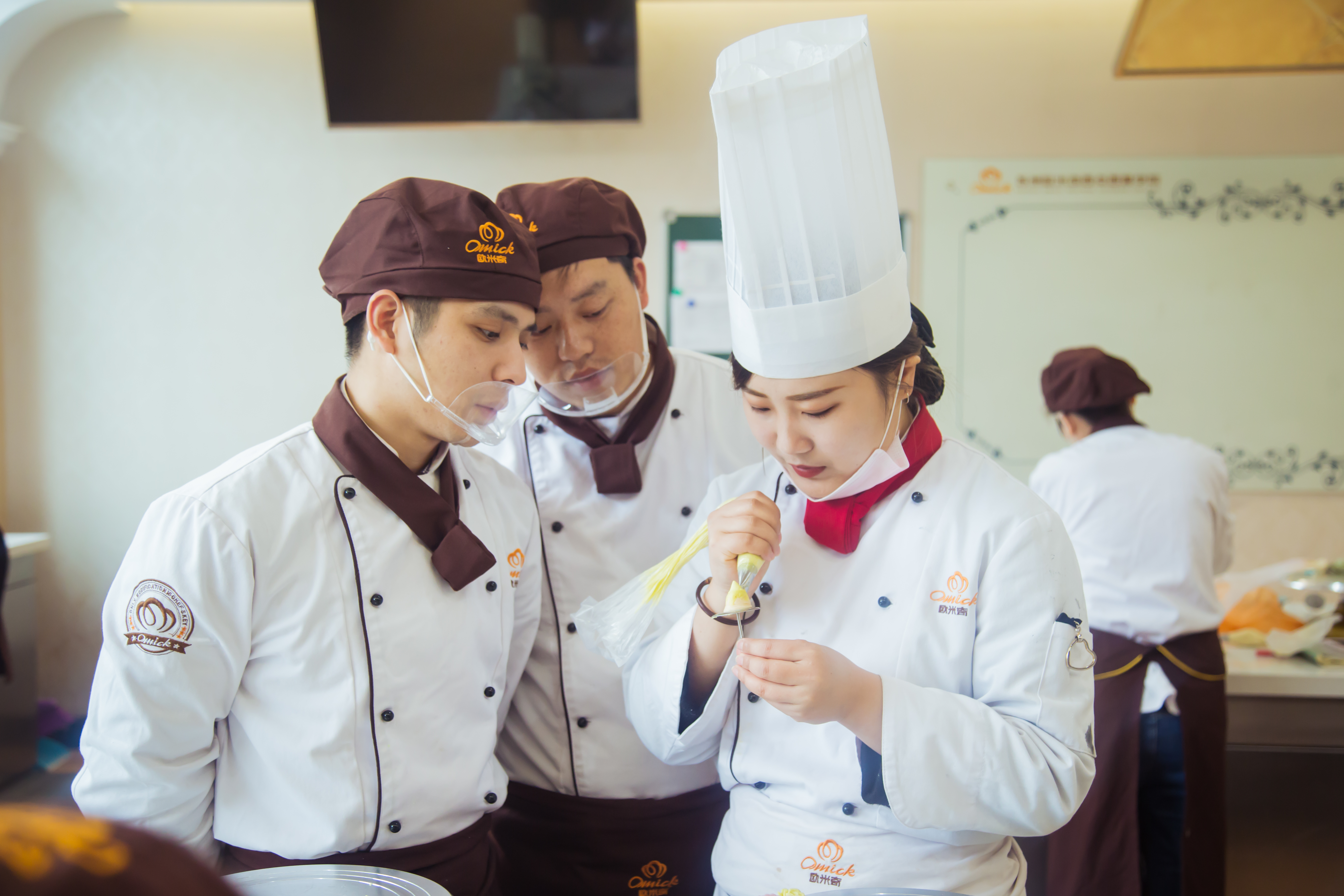 蛋糕西点培训学费价目表,蛋糕培训学校的学费多少钱一个月