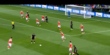 一个人扛着一支国家队足球,一个人扛着一支国家队