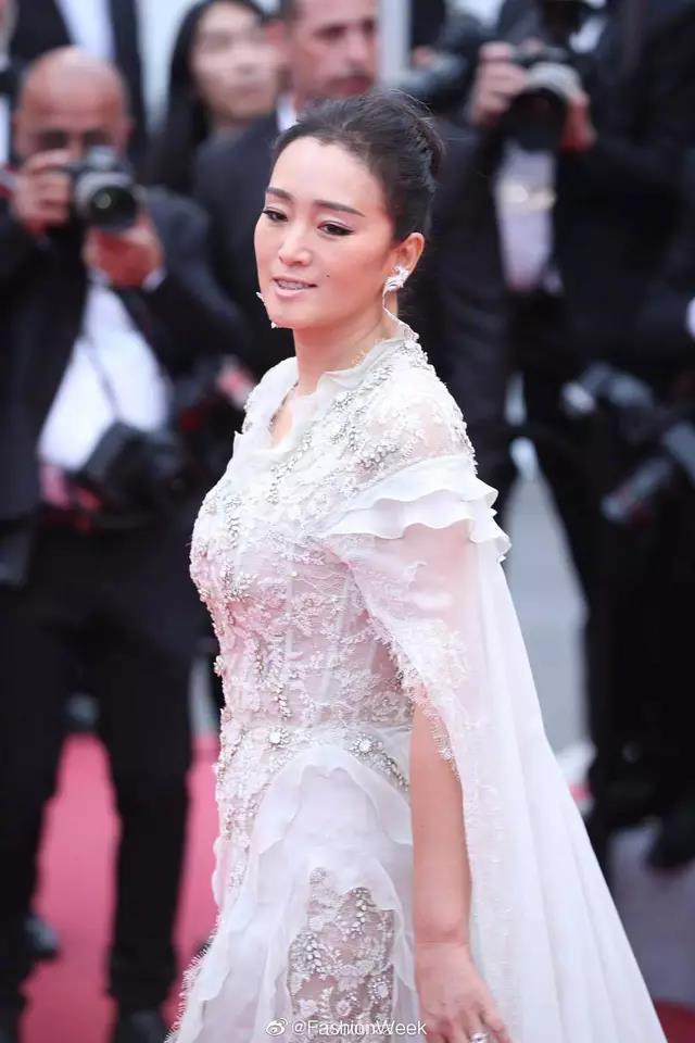 巩俐裸色口红亮相戛纳,巩俐白裙自带气场