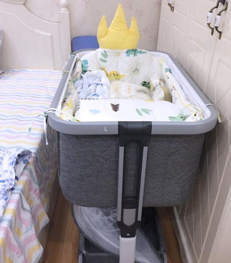 同样是婴儿床，为啥你成了摆设，别人就能解放，老母亲“双手”？