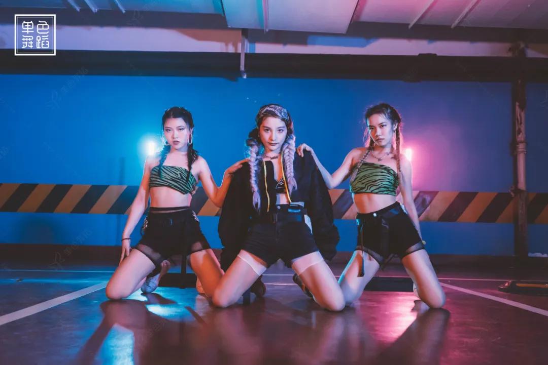 优雅穿搭和艺术感穿搭,十分简约的穿搭穿出高级感