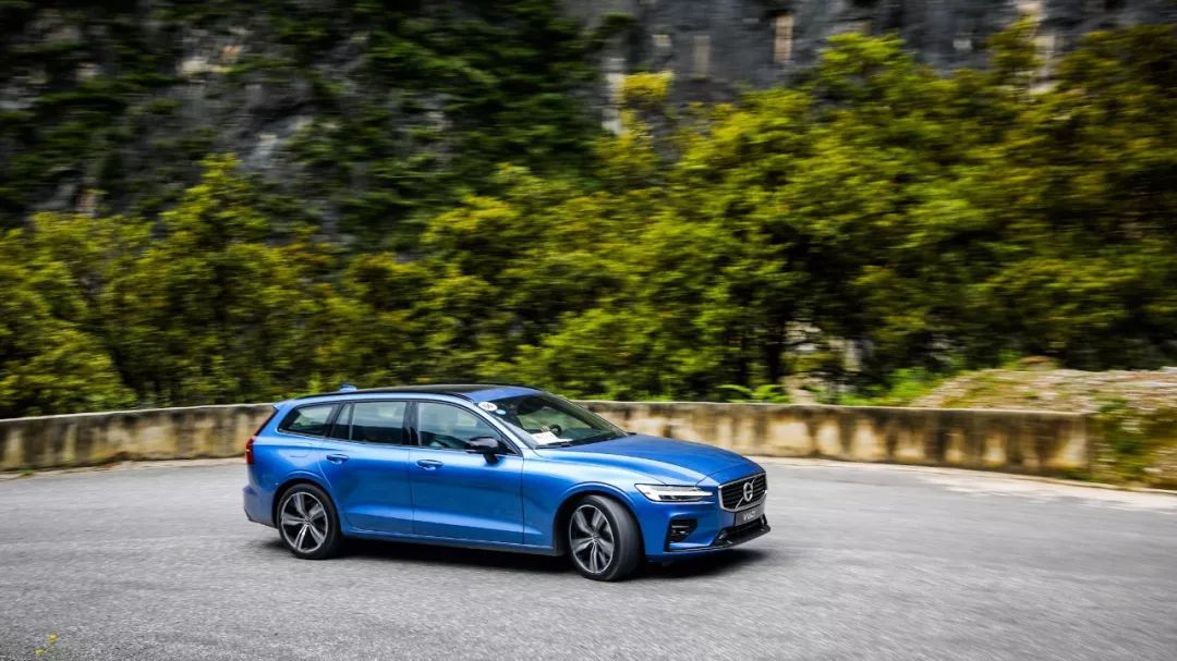 沃尔沃旅行车v60和v90碰撞测试,沃尔沃旅行车v6017年二手车价格