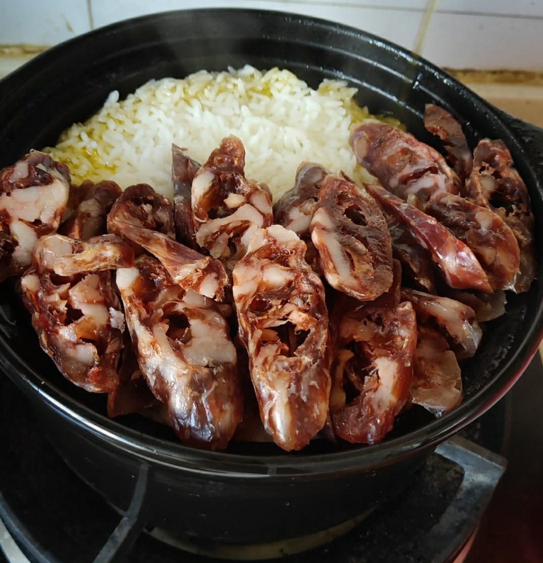 只有腊肠和米饭做煲仔饭,腊肠土豆青菜煲仔饭