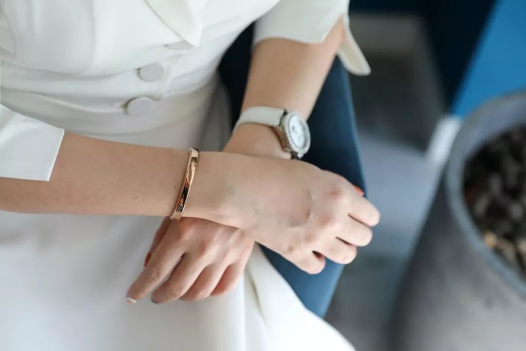 瑞典皇家配饰品牌，几百块戴出万元质感，金色手镯男女戴都好看