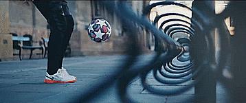 四年级小孩零基础怎么学足球颠球,足球颠球小技巧三年级