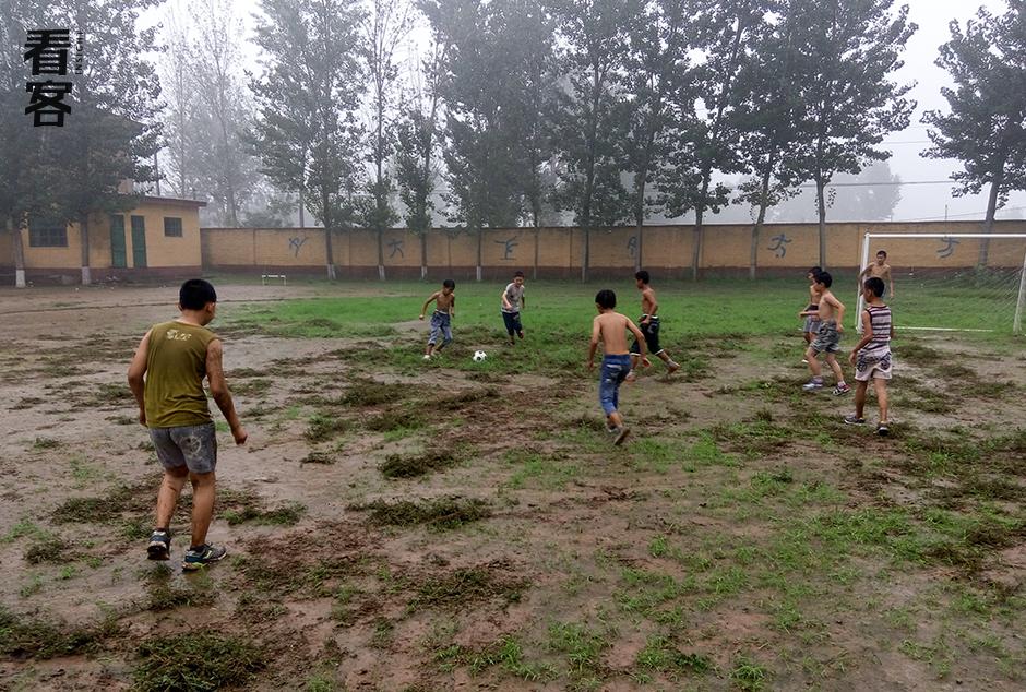 这支秘密发展的乡村足球队，拼命的令人肃然起敬