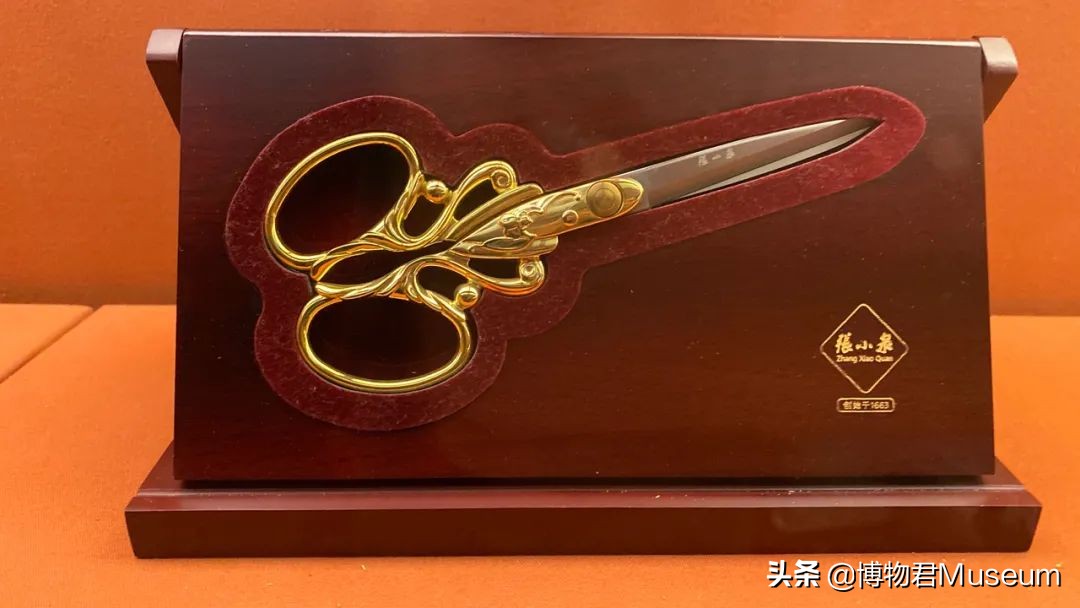 物开一刃为“刀”，两面*刃开**为“剑”，双刀相交为“剪”