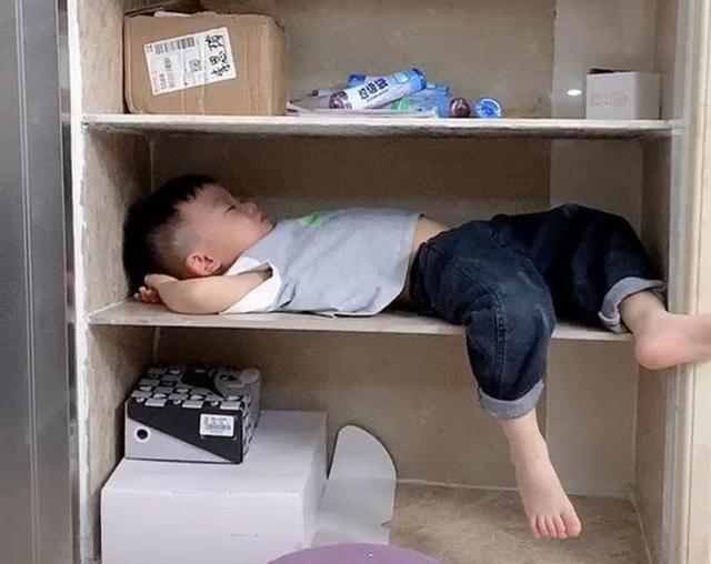 姐姐上学后，无聊弟弟“花式”想姐姐，妈妈：忘记她怎么揍你了？