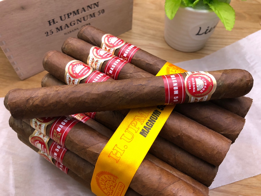 尾牙将至,同事聚餐互相装X,你拿出雪茄静*坐静**着看他们,那场景