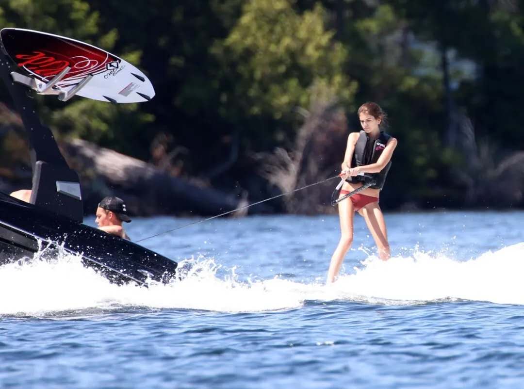 在这个夏天结束前来三亚见一面吧！三亚尾波冲浪依旧在这里等你来