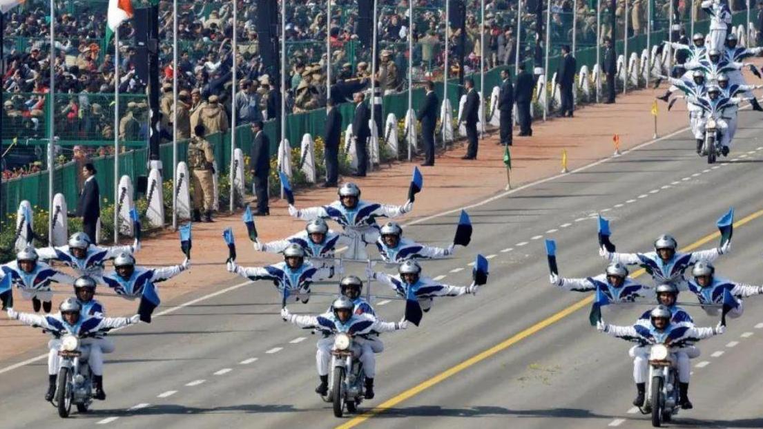 取消摩托车特技后，谁来解释印度阅兵式上的“演算数学题”表演