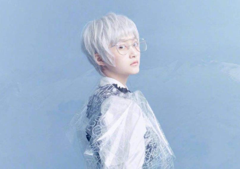 鹿晗关晓彤是在民政局排队吗,鹿晗和关晓彤情侣发型