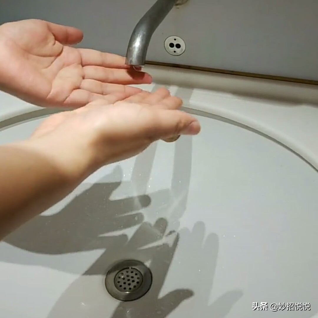 高铁的洗手水怎么开,高铁上面洗手水怎么放出来的
