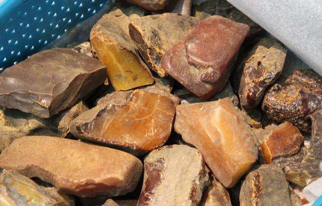 琥珀宝石哪种最好,琥珀是最轻的有机宝石