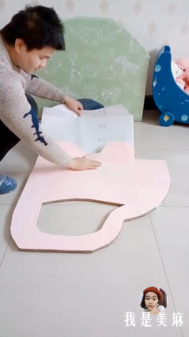 爸爸用纸箱给孩子做玩具,爸爸用废纸箱做汽车玩具