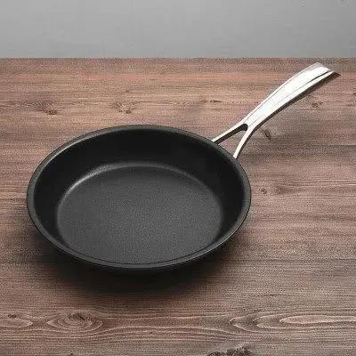 为什么烧滚的水滴入一滴油不会炸，而烧滚的油滴入一滴水会炸？