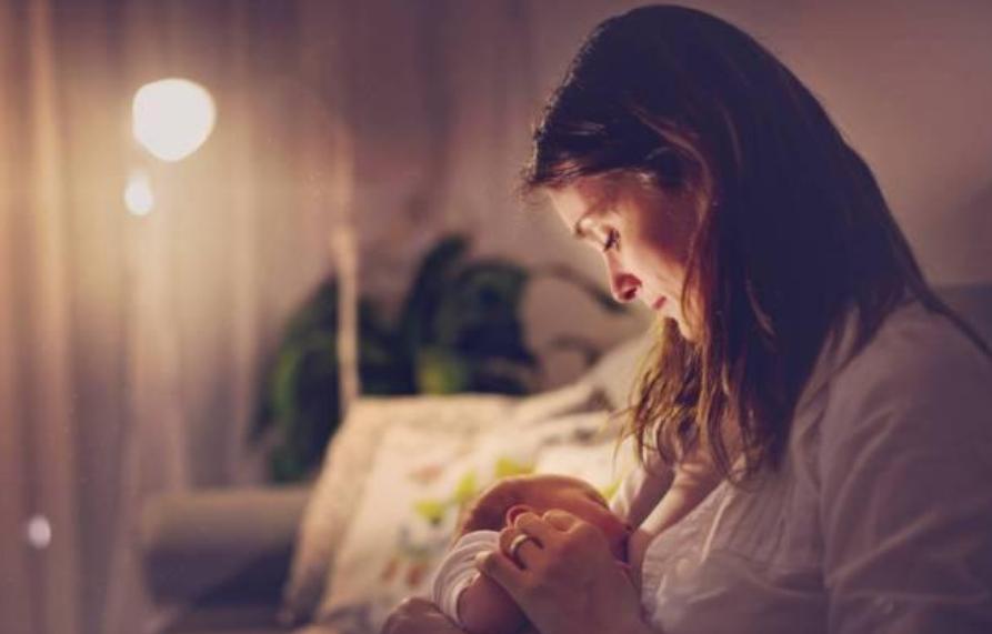 宝宝为什么吃母乳放下很容易醒,吃母乳宝宝睡一会就醒是怎么回事